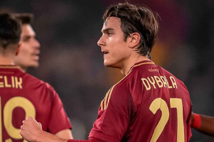 Dybala, altro stop per infortunio: un mese ai box, derby a rischio per l'argentino. Nella foto, L'attaccante argentino Paulo Dybala con la maglia della Roma
