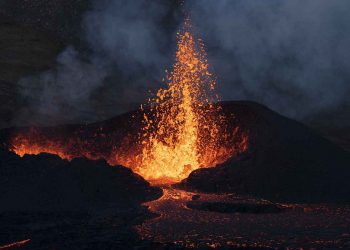 Eruzione vulcanica a Bali, voli in partenza cancellati per sicurezza