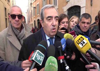 Gasparri durante un punto stampa
