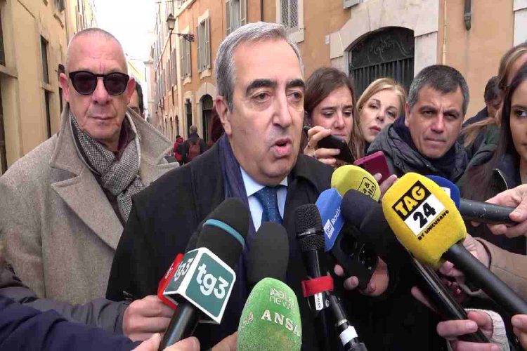 Gasparri durante un punto stampa