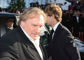 Parigi, si apre il processo a Depardieu: due donne lo accusano di violenze e molestie sessuali in pubblico, ma l'attore nega