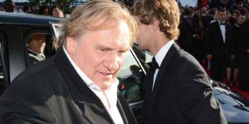 Parigi, si apre il processo a Depardieu: due donne lo accusano di violenze e molestie sessuali in pubblico, ma l'attore nega