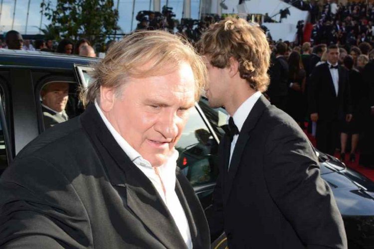 Parigi, si apre il processo a Depardieu: due donne lo accusano di violenze e molestie sessuali in pubblico, ma l'attore nega