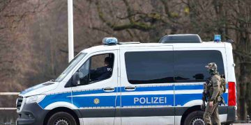 Germania, auto si schianta contro la folla a Mannheim: almeno due morti e diversi feriti. Nella foto, generica, un mezzo della polizia tedesca