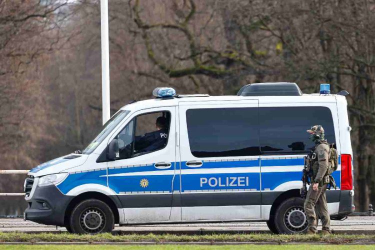 Germania, auto si schianta contro la folla a Mannheim: almeno due morti e diversi feriti. Nella foto, generica, un mezzo della polizia tedesca