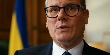 Il premier britannico Keir Starmer promette 2 miliardi di dollari per sostenere l’Ucraina nell’acquisto di missili