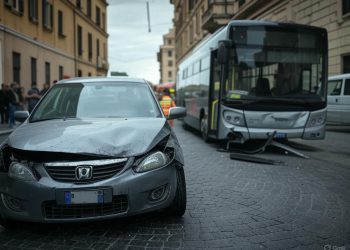 Incidente stradale a Genova tra autobus e auto, nove feriti ricoverati