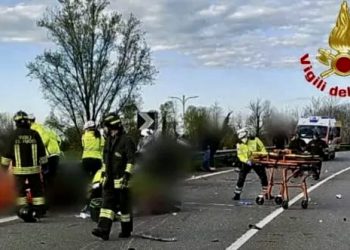 Brescia, auto falcia gruppo di moto sulla statale Gardesana: cinque motociclisti feriti, due gravi