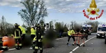 Brescia, auto falcia gruppo di moto sulla statale Gardesana: cinque motociclisti feriti, due gravi