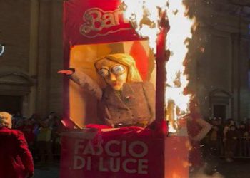 Il fantoccio con le sembianze della premier Meloni dato alle fiamme a Poggio Mirteto