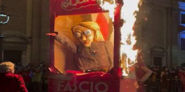 Il fantoccio con le sembianze della premier Meloni dato alle fiamme a Poggio Mirteto