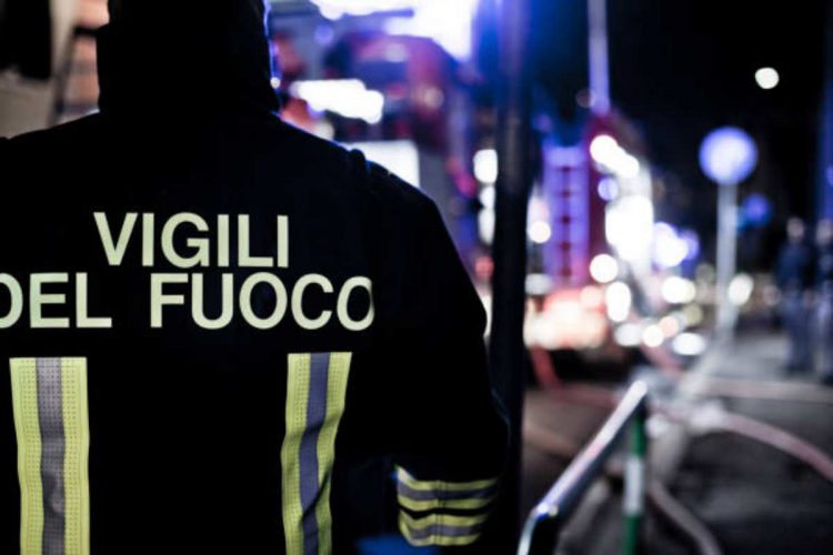 Incendio in una concessionaria Tesla a Roma