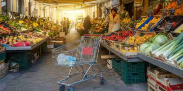 Costo della vita al primo posto: gli italiani preoccupati più dall'economia che dall'immigrazione