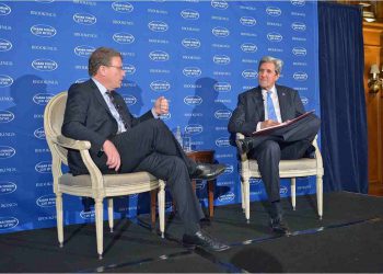 Jeffrey Goldberg (a sinistra) assieme a John Kerry