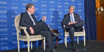 Jeffrey Goldberg (a sinistra) assieme a John Kerry