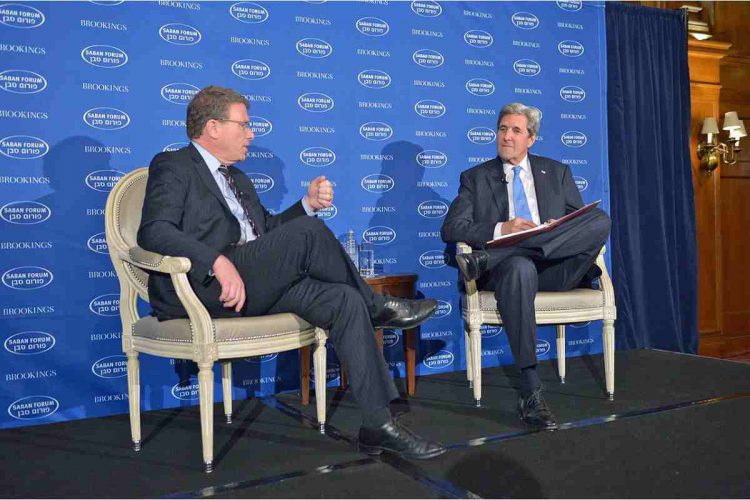 Jeffrey Goldberg (a sinistra) assieme a John Kerry