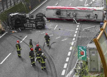 L'autocisterna ribaltata sulla tangenziale di Napoli sulla tratta tra Vomero e Fuorigrotta