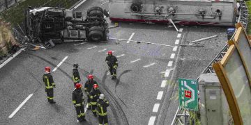 L'autocisterna ribaltata sulla tangenziale di Napoli sulla tratta tra Vomero e Fuorigrotta