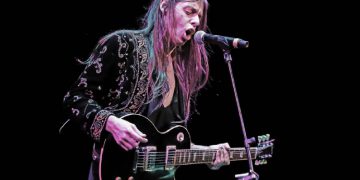 Lucio Corsi durante un concerto