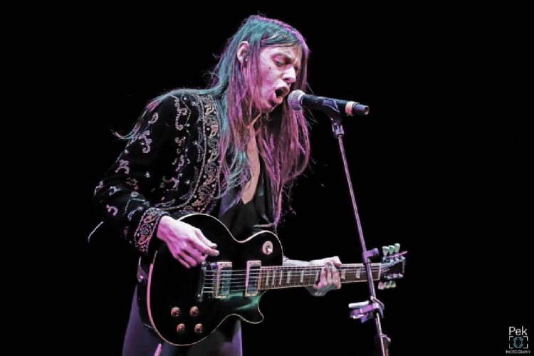 Lucio Corsi durante un concerto