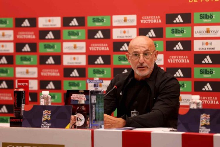 L'allenatore della Spagna Luis De La Fuente in conferenza stampa