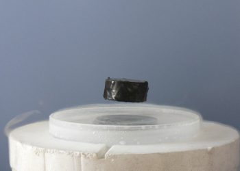 Magnete che levita sopra a un superconduttore