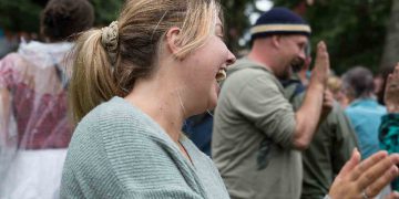 Persone intente a praticare lo yoga della risata