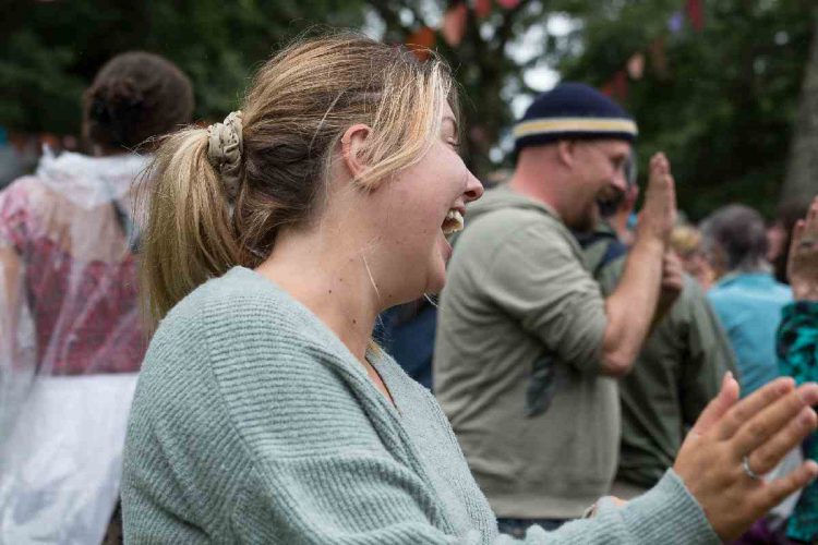 Persone intente a praticare lo yoga della risata