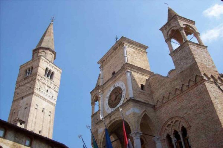 Pordenone-Palazzo comunale e campanile del Duomo di San Marco