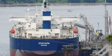 Savona, ispezioni alle petroliere: Caccia alle bombe sugli scafi mentre l'indagine sulle esplosioni continua