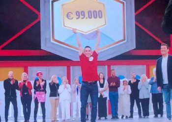 Stanislao Zama esulta dopo la vittoria nel programma televisivo Rai "99 da battere"