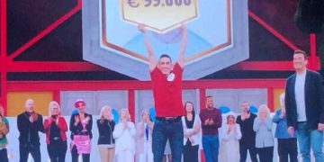 Stanislao Zama esulta dopo la vittoria nel programma televisivo Rai "99 da battere"