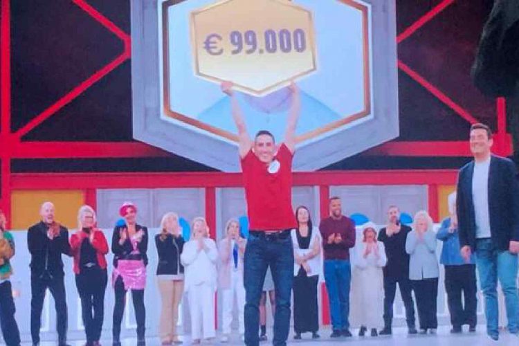 Stanislao Zama esulta dopo la vittoria nel programma televisivo Rai "99 da battere"