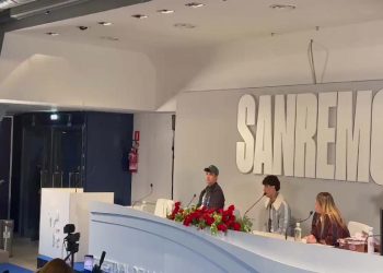 Tony Effe a una conferenza stampa legata al Festival di Sanremo