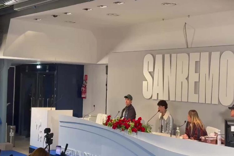 Tony Effe a una conferenza stampa legata al Festival di Sanremo