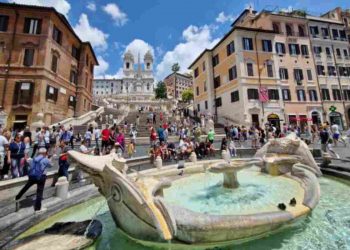 Turista precipita da un parapetto a Piazza di Spagna a Roma