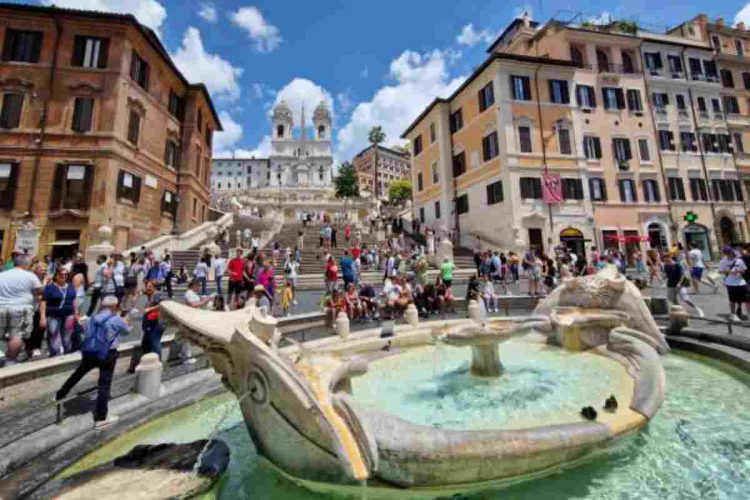 Turista precipita da un parapetto a Piazza di Spagna a Roma