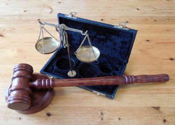Un martelletto da giudice e una bilancia