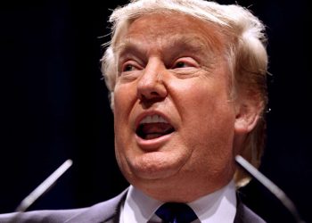 Trump minaccia nuovi dazi su auto, farmaci e alluminio: «Necessari in caso di guerra»