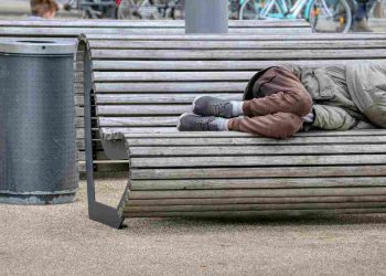 Un senzatetto su una panchina