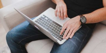 Un uomo intento a usare il computer