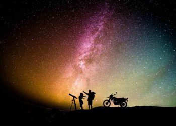 Una coppia intenta a usare un telescopio