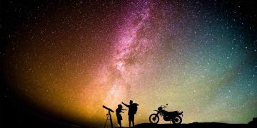 Una coppia intenta a usare un telescopio