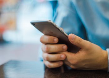 Una persona con uno smartphone in mano