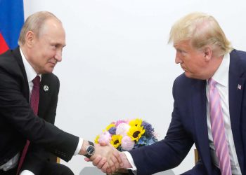 Una stretta di mano tra Vladimir Putin e Donald Trump avvenuta nel 2019
