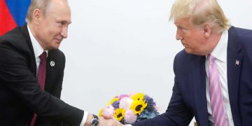 Una stretta di mano tra Vladimir Putin e Donald Trump avvenuta nel 2019