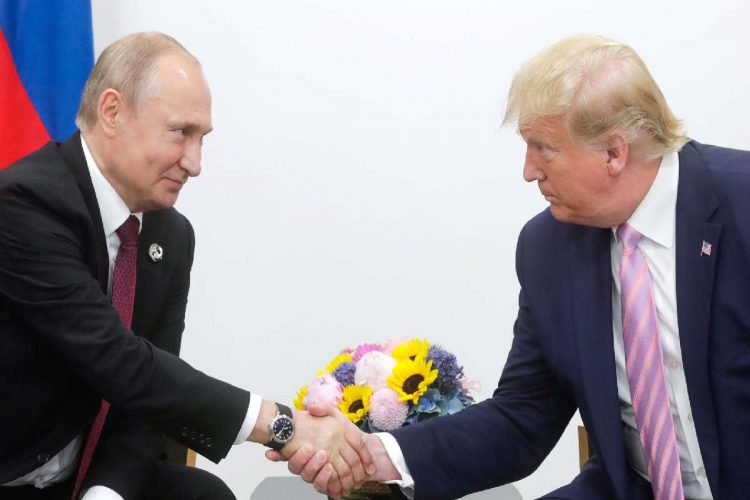 Una stretta di mano tra Vladimir Putin e Donald Trump avvenuta nel 2019