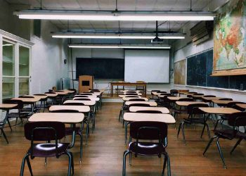 Un'aula senza studenti