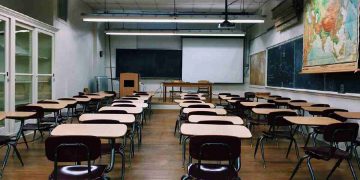 Un'aula senza studenti