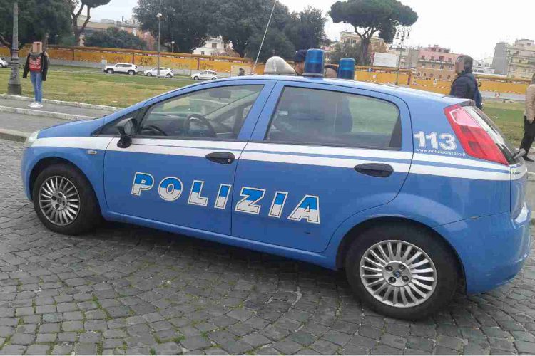 Un'auto della polizia